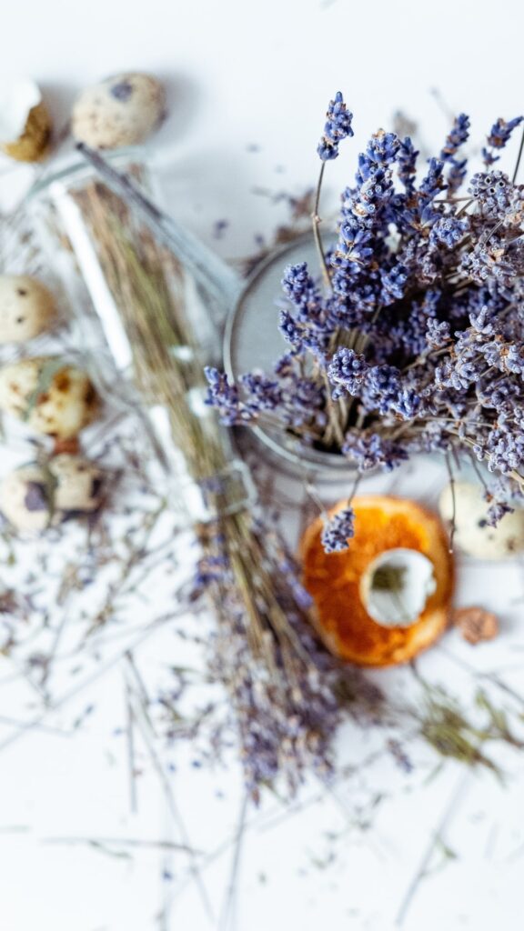 Natürliche Heilmittel mit Lavendel, Heilpflanzen und ätherischen Ölen zur Förderung ganzheitlicher Gesundheit