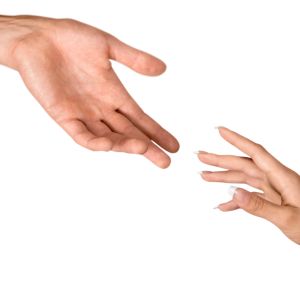 Zwei Hände, die sich einander nähern – Symbol für Hilfe, Vertrauen und menschliche Verbindung.